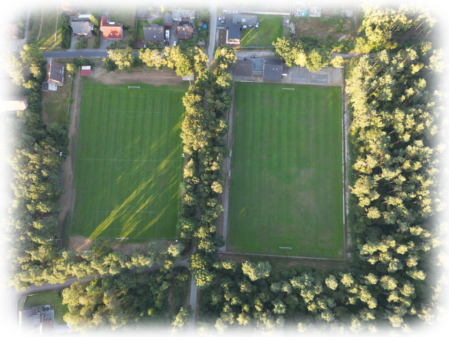 Spieler und Zuschauer des SV Klausheide auf dem Sportplatz in Klausheide.